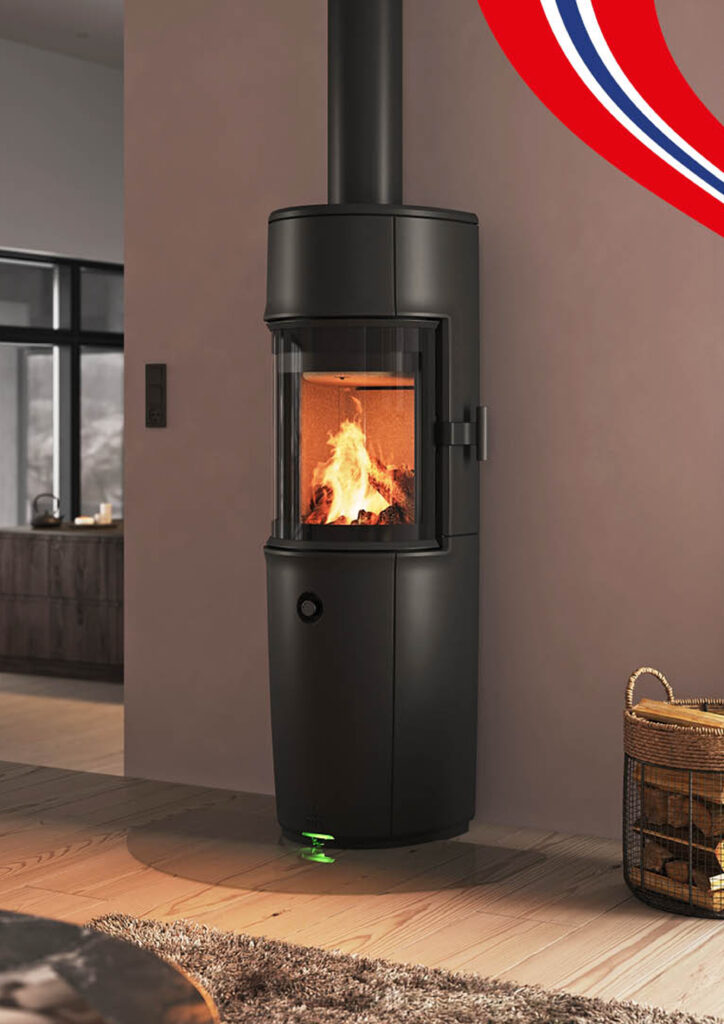 Modern kamin med brinnande eld i ett stilrent vardagsrum. Kaminens svarta design kompletterar rummets ljusa trägolv och inredning.