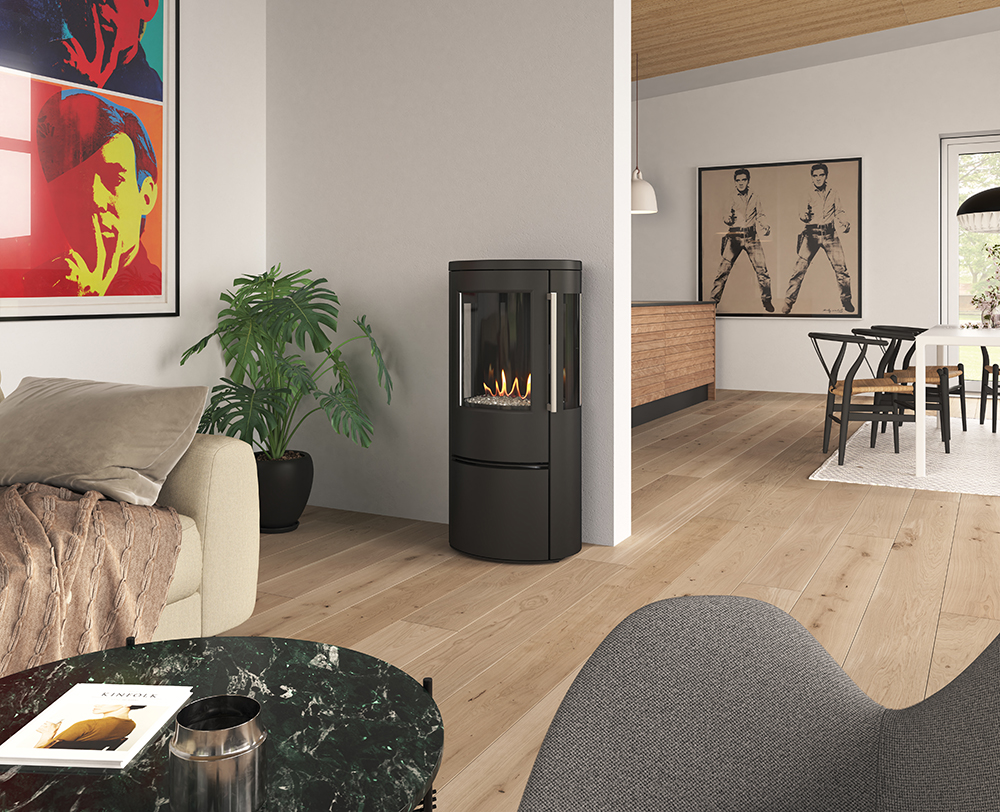 Modernt vardagsrum med svart kamin, färgglada konstverk och stilfull inredning. Plats för avkoppling med fåtölj och soffbord i förgrunden.