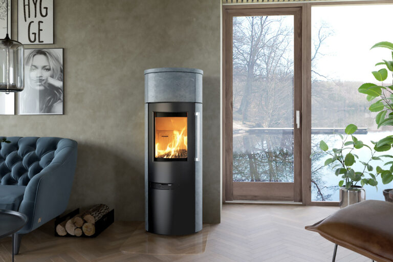 Modern vedeldad kamin i ett stilrent vardagsrum med stora fönster och en blå soffa, omgiven av trädetaljer och växter.