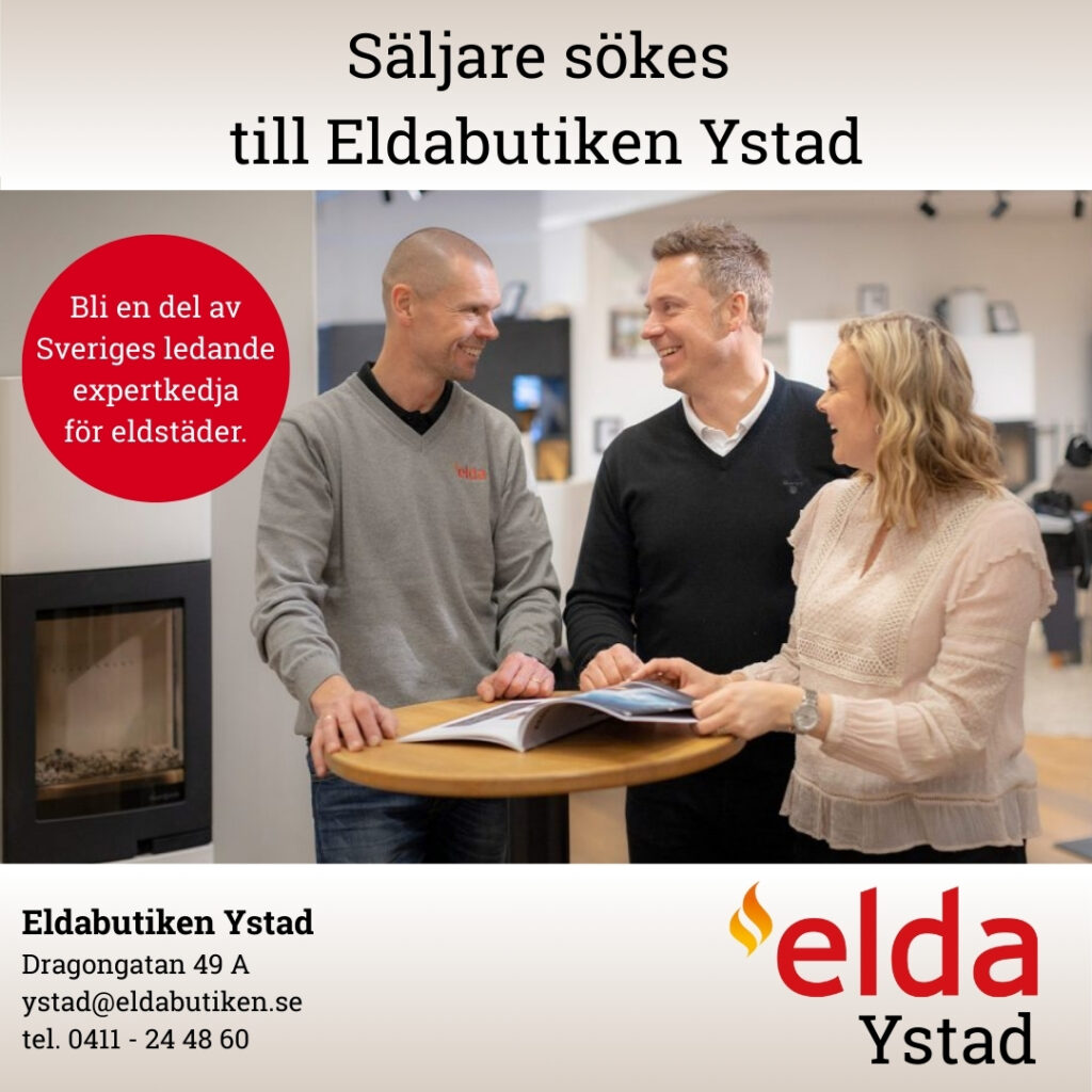 Tre personer samtalar vid ett runt bord i Eldabutiken Ystad. En broschyr ligger på bordet. Text om lediga säljartjänster visas ovanför.
