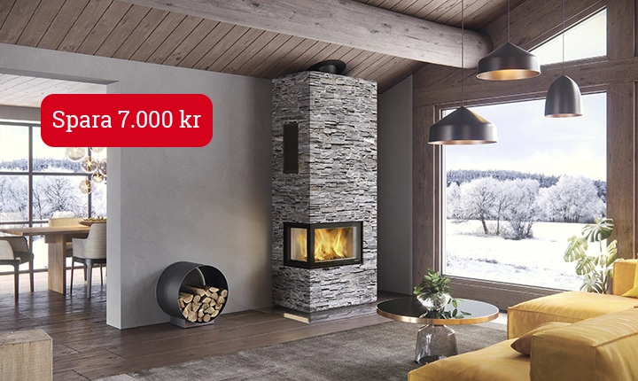 Modern vardagsrumsinteriör med eldstad i sten och stora fönster som visar snölandskap utanför. Text: "Spara 7.000 kr". Elegant och stilren inredning.