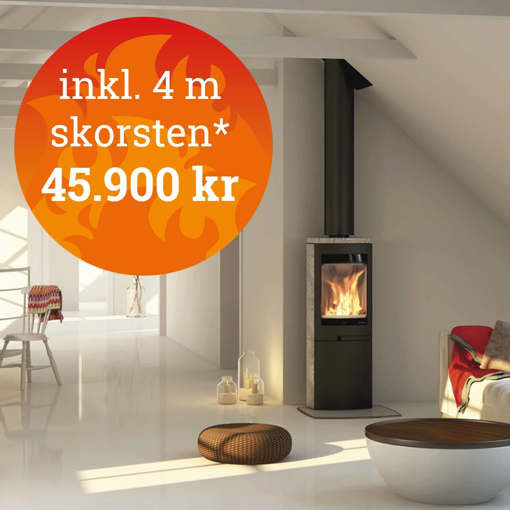 Modernt vardagsrum med en tänd kamin, pris 45.900 kr inklusive 4 meter skorsten. Mysig inredning med ljusinsläpp och dekorativa detaljer.