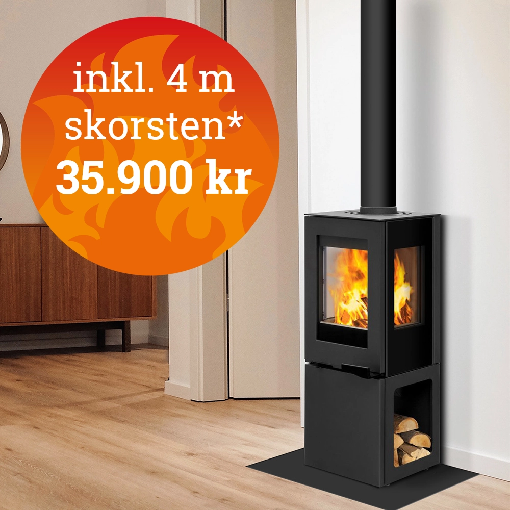 Svart kamin med brasa, placerad i ett modernt vardagsrum. Röd cirkel med text "inkl. 4 m skorsten* 35.900 kr" syns till vänster.