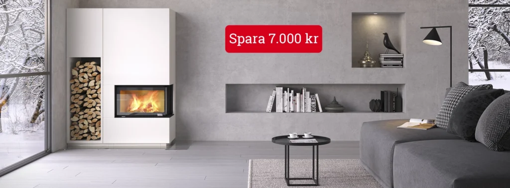 Modernt vardagsrum med braskamin, vedförvaring och snöig utsikt genom stora fönster. Text "Spara 7.000 kr" visas på väggen. Mysig och stilren inredning.