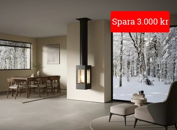 Modern vardagsrum med elegant kamin och stora fönster mot snöig skog. Rabatt på 3.000 kr erbjuds. Mysig inredning med matbord och stolar.