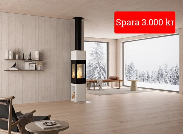 Modern vardagsrum med braskamin, stora fönster med utsikt över snöklädda träd. Röd rabattetikett "Spara 3.000 kr" i hörnet.