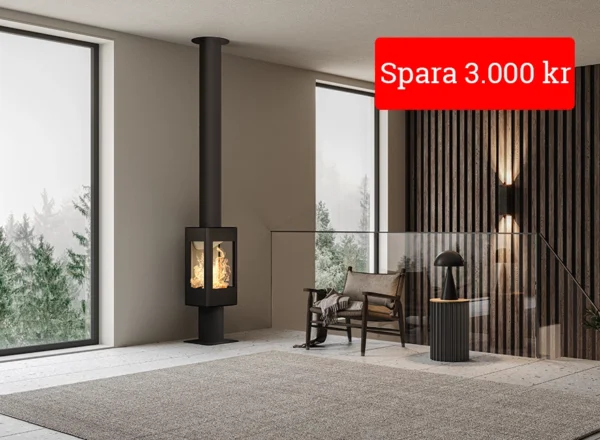Modern vardagsrum med svart kamin, stora fönster och stilren inredning. Röd etikett i hörnet med texten "Spara 3.000 kr" som indikerar rabatt.