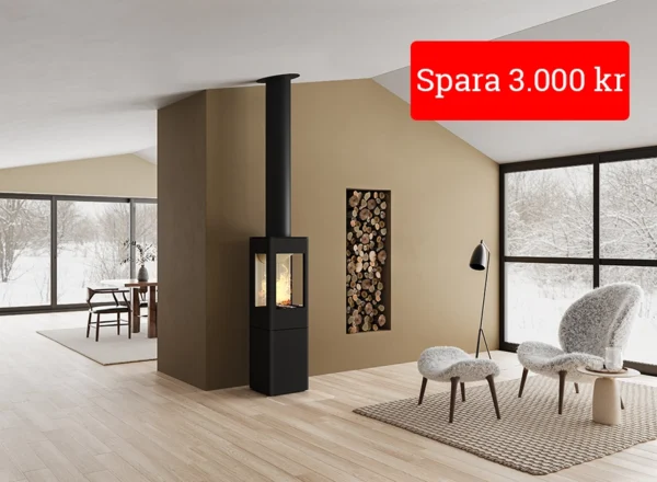 Modern vardagsrumsinteriör med kamin, stora fönster och stilfulla möbler. Texten "Spara 3.000 kr" i rött hörn. Snöig utsikt utanför. Nyckelord: kamin, vardagsrum.