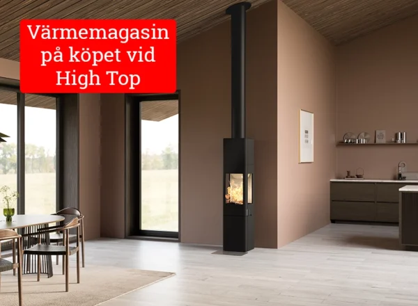 Modern inredning med braskamin i vardagsrum. Text: "Värmemagasin på köpet vid High Top". Rymligt och ljust med stora fönster och stilrena möbler.