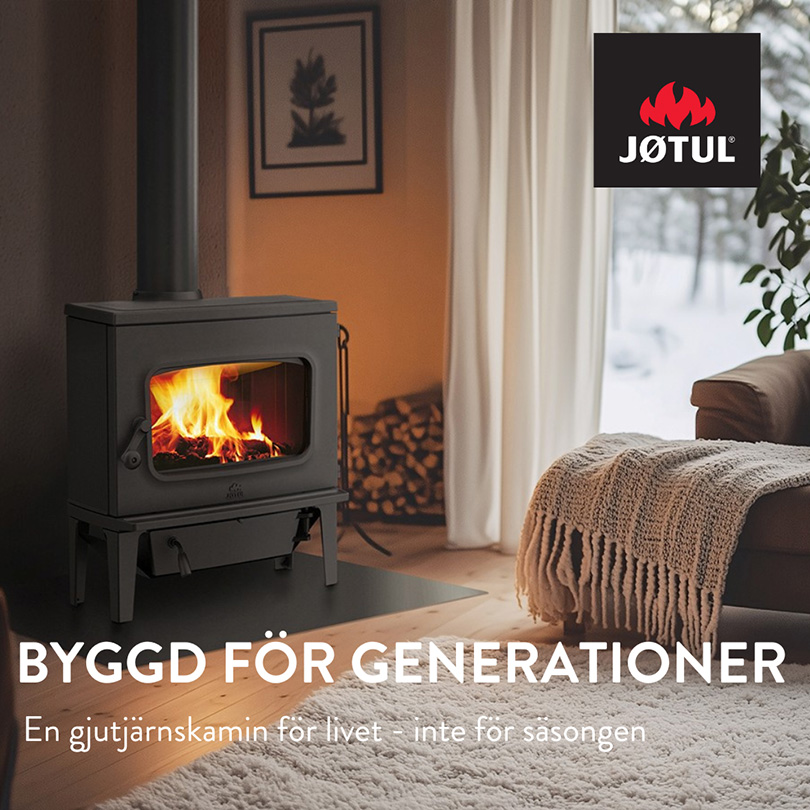 Gjutjärnskamin från Jøtul i ett mysigt vardagsrum med brinnande eld, omgiven av vinterlandskap utanför fönstret. Text: "Byggd för generationer".