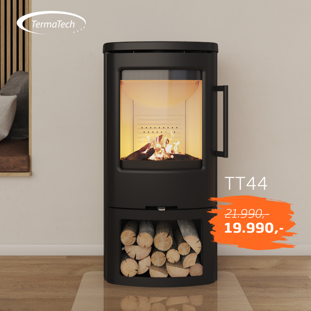 Svart kaminmodell TT44 från TermaTech med brinnande eld, ved förvarad undertill. Prisnedsättning från 21.990 till 19.990 kronor.