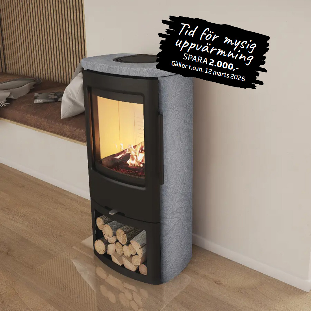 Modern kamin med brinnande eld och vedförvaring, placerad i ett stilrent rum. Text: "Tid för mysig uppvärmning, SPARA 2.000,- Gäller t.o.m. 12 mars 2026".