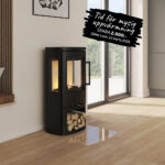 Modern kamin i ett ljust vardagsrum, med vedförvaring under. Ett erbjudande om 2000 kr rabatt visas ovanför, giltigt till 12 mars 2026.