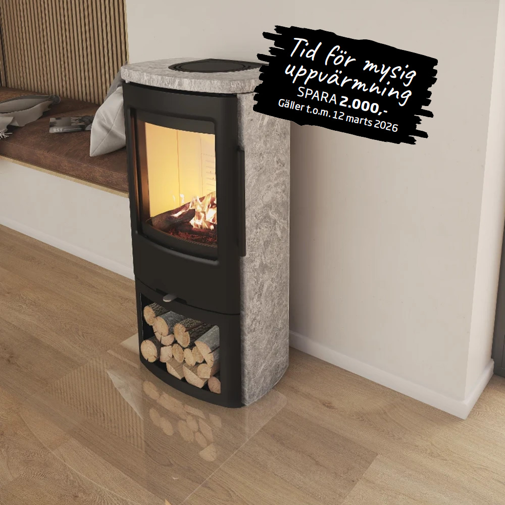 En modern kamin med en brasa, omgiven av stenar och ved för förvaring. Kampanjtext om rabatt och datum syns bredvid.