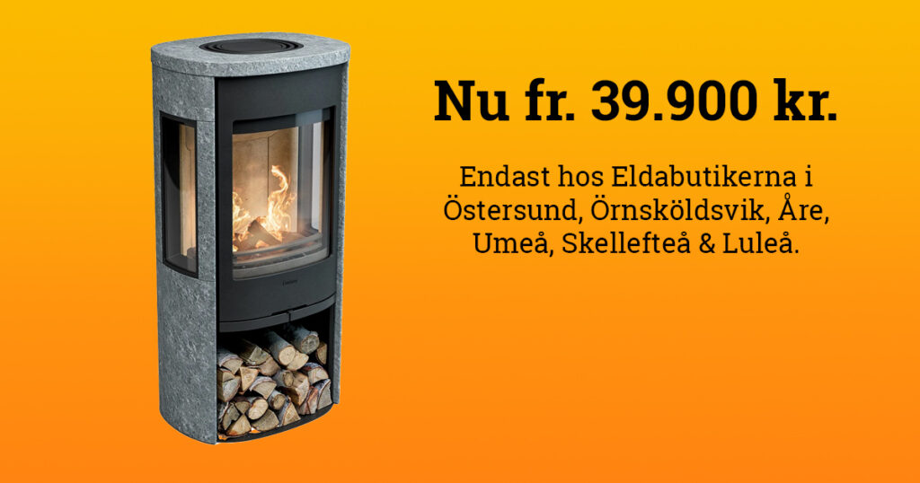 Modern kamin med eld och vedförvaring visas mot orange bakgrund. Text anger pris från 39.900 kr, tillgänglig hos Eldabutikerna i flera svenska städer.