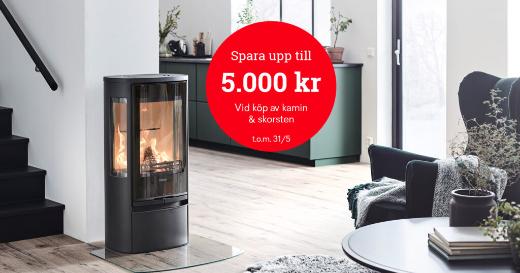 Modern kamin i vardagsrum med trägolv och svart trappa. Röd cirkel med text: "Spara upp till 5.000 kr vid köp av kamin & skorsten t.o.m. 31/5".