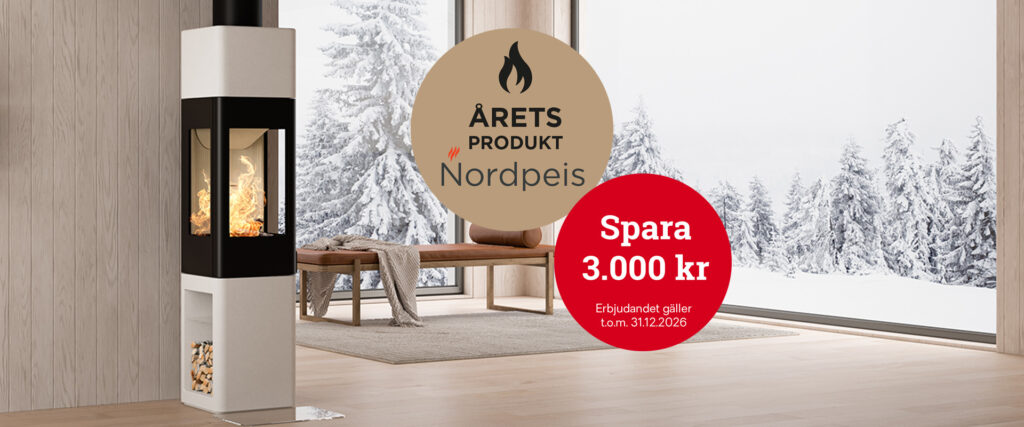 Moderna kamin från Nordpeis i ett ljust rum med snöigt landskap utanför. Skyltar visar "Årets produkt" och "Spara 3.000 kr". Erbjudande gäller till 31.12.2026.