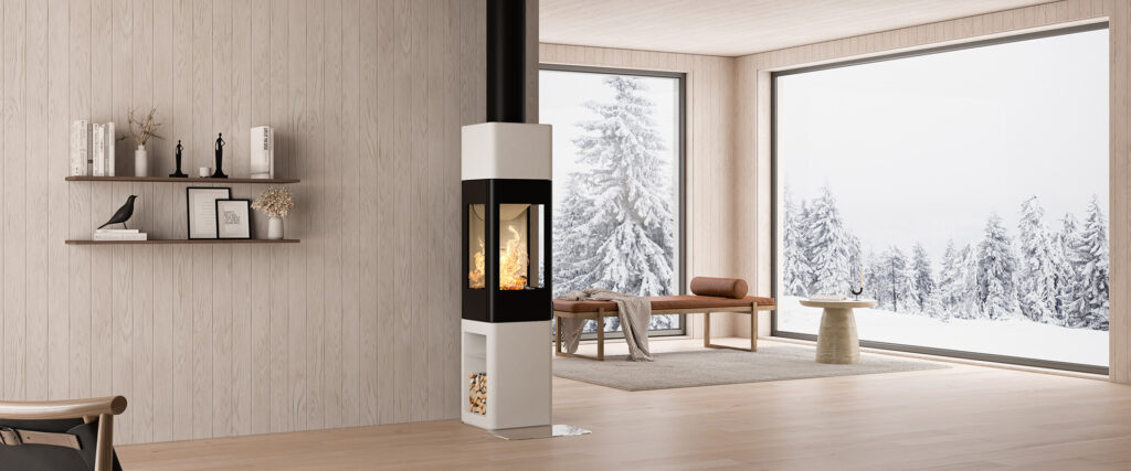 Modern vardagsrum med kamin, stora panoramafönster visar snöklädda träd. Minimalistisk inredning med hyllor och dekorativa föremål. Ljusa trägolv ger en varm atmosfär.