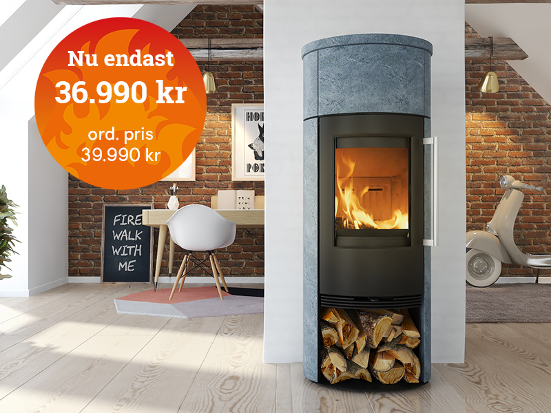 Modern braskamin i ett stilrent vardagsrum med tegelväggar, vedförvaring och en orange rabattetikett. Pris: 36.990 kr.
