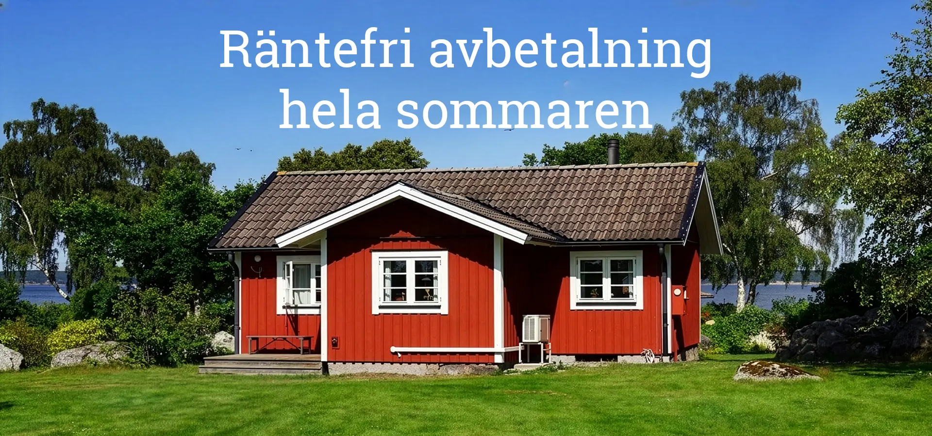 Röd stuga på landsbygden med texten "Räntefri avbetalning hela sommaren" mot en blå himmel och grönskande omgivning.
