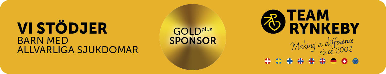 Reklambanner med texten "Vi stödjer barn med allvarliga sjukdomar". Innehåller logotyper för Gold Plus Sponsor och Team Rynkeby, samt flera nationsflaggor.