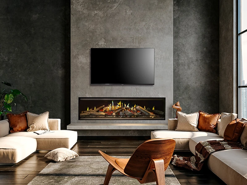 Modernt vardagsrum med en stor väggmonterad TV över en elektrisk eldstad. Beige soffor och trästol kompletterar den eleganta inredningen.