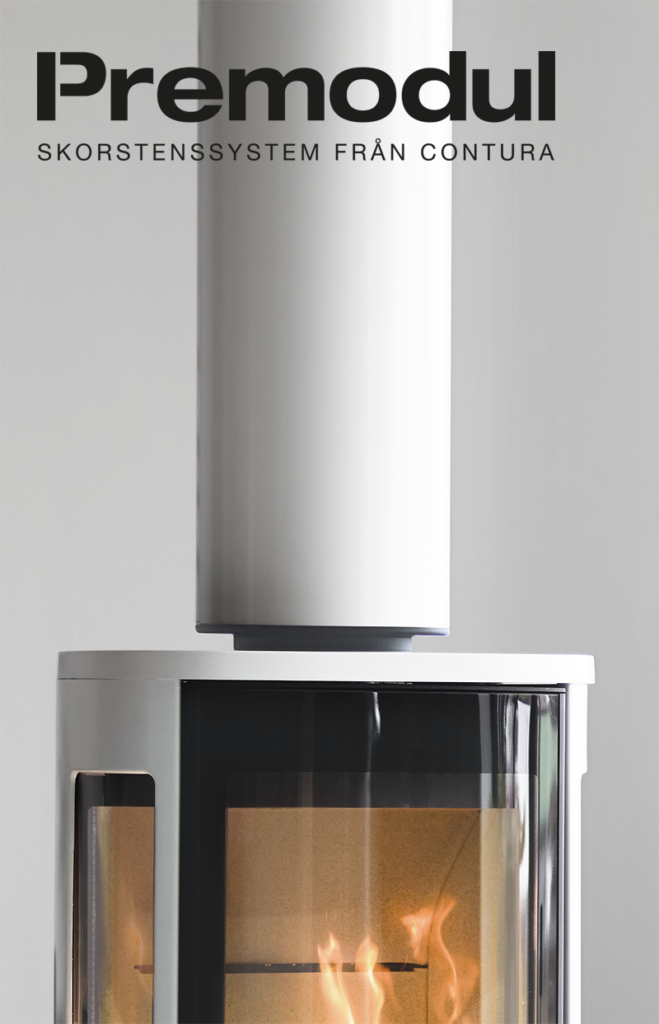 Modern kamin med vit skorsten från Contura, märkt "Premodul". Elden syns genom glaset. Designad för effektiv uppvärmning och estetik.