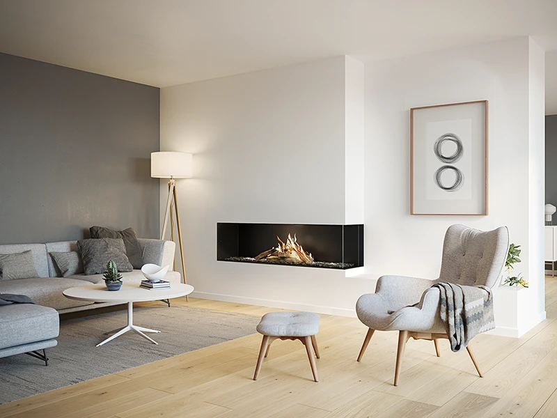 Modern vardagsrumsinteriör med grå soffa, fåtölj och öppen spis. Ljusa trägolv och vit vägg med konstverk. Mysig och stilren design för ett inbjudande hem.