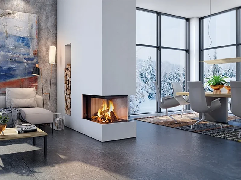 Modernt vardagsrum med öppen spis, stora fönster och snöig utsikt. Stilfull inredning med soffa, konstverk och matbord. Vintermys, hemtrevlig atmosfär.