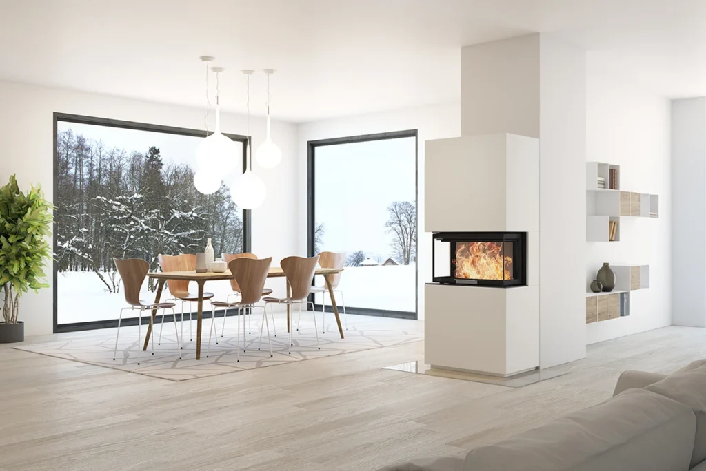 Modernt vardagsrum med braskamin, matbord och stora fönster som visar snöigt landskap. Ljus inredning med trädetaljer och elegant design.