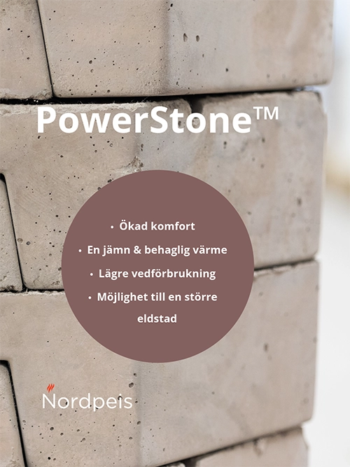 Stapel av gråa PowerStone™-block med text om fördelar som ökad komfort och lägre vedförbrukning. Nordpeis-logotyp synlig längst ner.