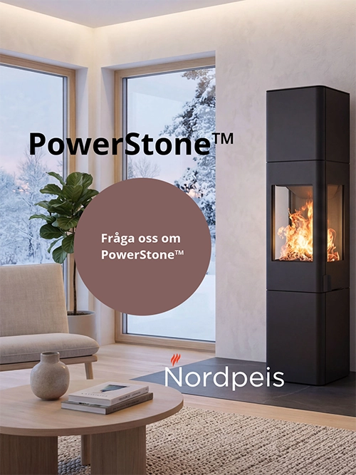 Modernt vardagsrum med en stilren kamin från Nordpeis. Utanför fönstret syns ett snölandskap. Texten "Fråga oss om PowerStone™" är framträdande.