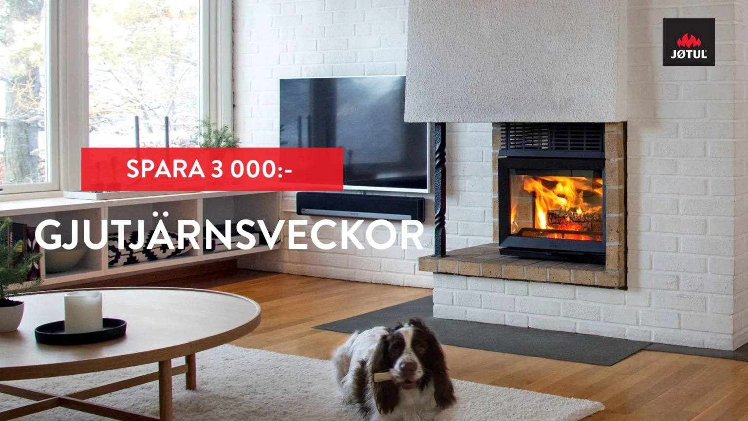 Vardagsrum med braskamin, hund på matta, och text "Spara 3 000:- Gjutjärnsveckor". Eld i kaminen och Jøtul-logotyp synlig.