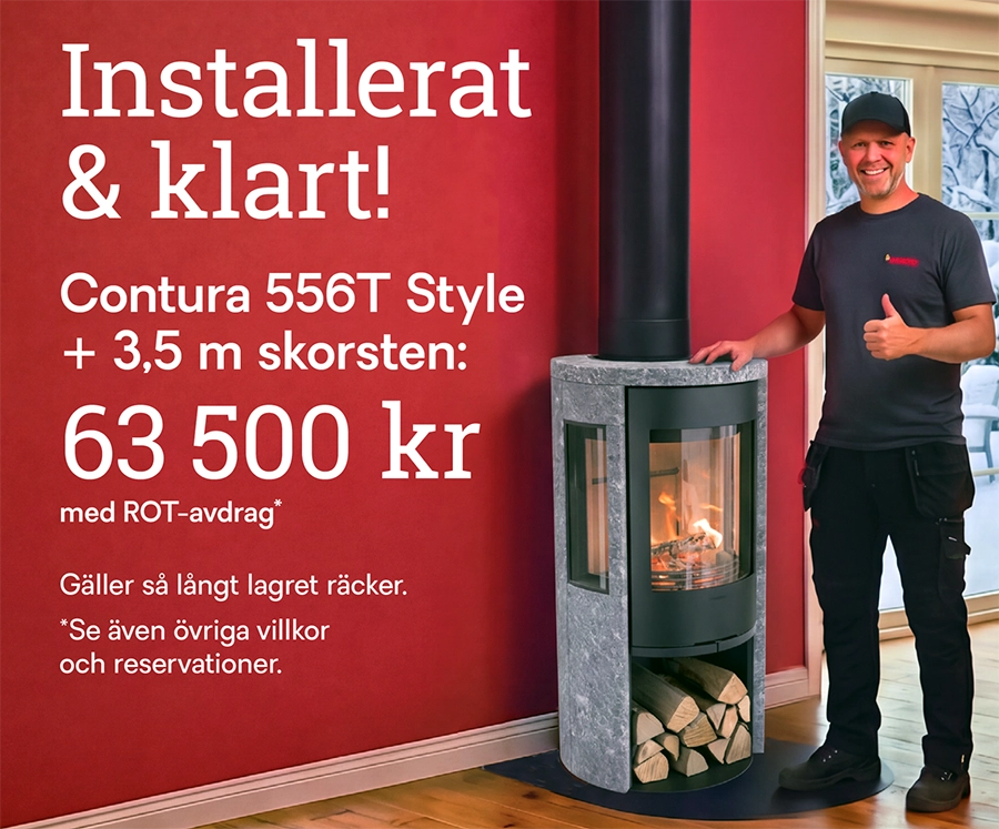 Man i arbetskläder står bredvid en Contura 556T Style kamin mot röd vägg. Text med installationspris och villkor visas. Eldabutikens erbjudande.