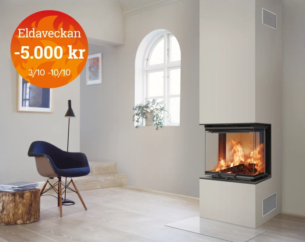 Modern vardagsrumsinteriör med eldstad och fåtölj, kampanjrabatt för Eldaveckan: 5.000 kr rabatt från 3/10 till 10/10.