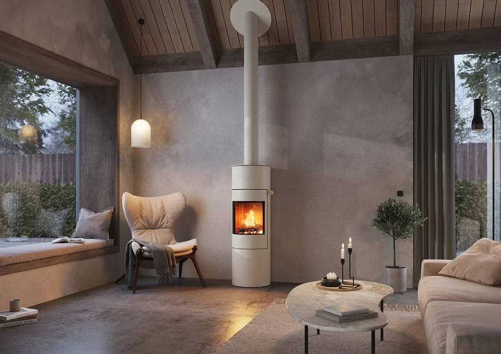 Modern vardagsrum med en vit kamin, beige fåtölj och stora fönster som släpper in naturligt ljus. Marmorbord med tända ljus på mattan.